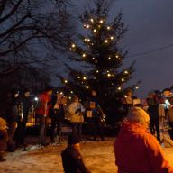 Rückschau: Aufstellen des Baumes mit Weihnachtslieder-Singen